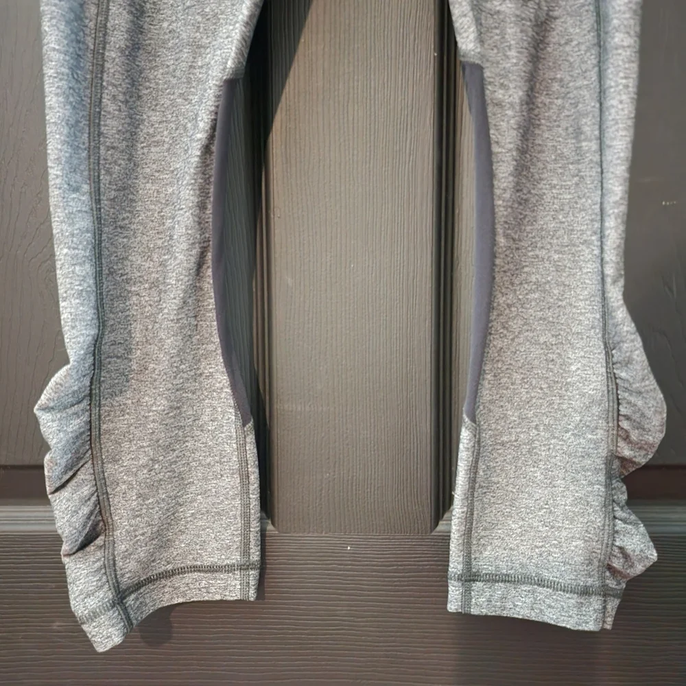 Lululemon Sz. 4 Heathered Black Speed Crop Legging